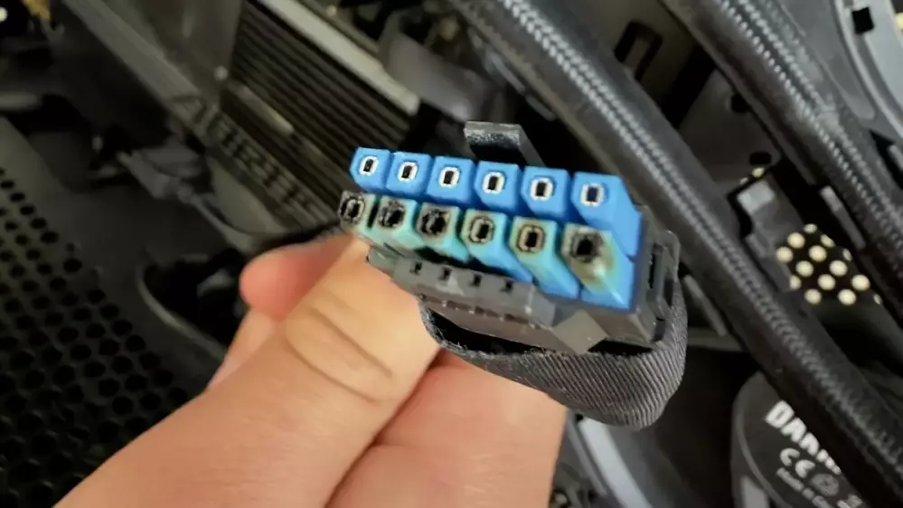 Entire row melted : Sapphire Radeon 9070 XT Nitro+ with 12V-2×6 fried Sapphire Radeon 9070 XT Nitro+